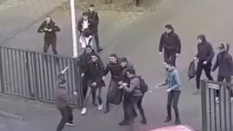 Oλλανδοί φοιτητές εκδιώκουν από το πανεπιστήμιο άντρα οπλισμένο με μαχαίρια (pic & vid)