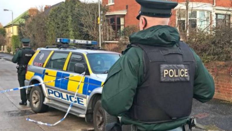 Έκρηξη ισοπέδωσε όχημα αστυνομικού στη Βόρεια Ιρλανδία (pic)