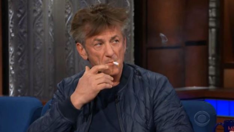 O Σον Πεν πήρε το χάπι του και άναψε τσιγάρο live σε τηλεοπτική εκπομπή (vid)