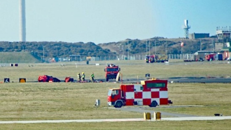 Συνετρίβη αεροπλάνο επιδείξεων στην Μεγάλη Βρετανία: Ένας νεκρός, διασώθηκε ο πιλότος (pics & vid)
