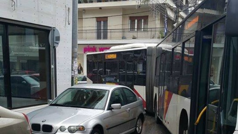 Λεωφορείο εγκλωβίστηκε για 30 λεπτά στον Εύοσμο και οι επιβάτες πήγαν με τα πόδια (pic)