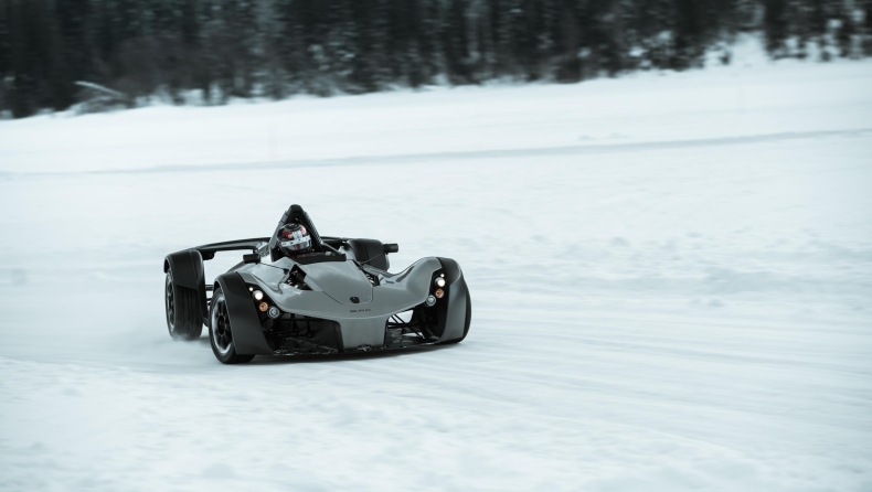 Παιχνίδια στα χιόνια με BAC Mono (vid)