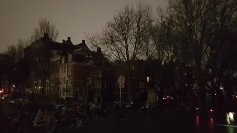 Ένα καλώδιο βύθισε στο σκοτάδι το Άμστερνταμ