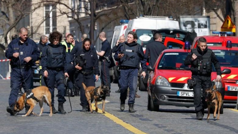 Οδηγός έριξε το αυτοκίνητό του πάνω σε στρατιωτικούς