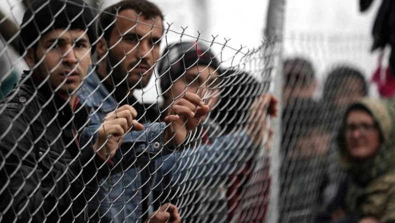 Μετανάστες στη Βρετανία παραμένουν έως και τέσσερα χρόνια σε κέντρο κράτησης