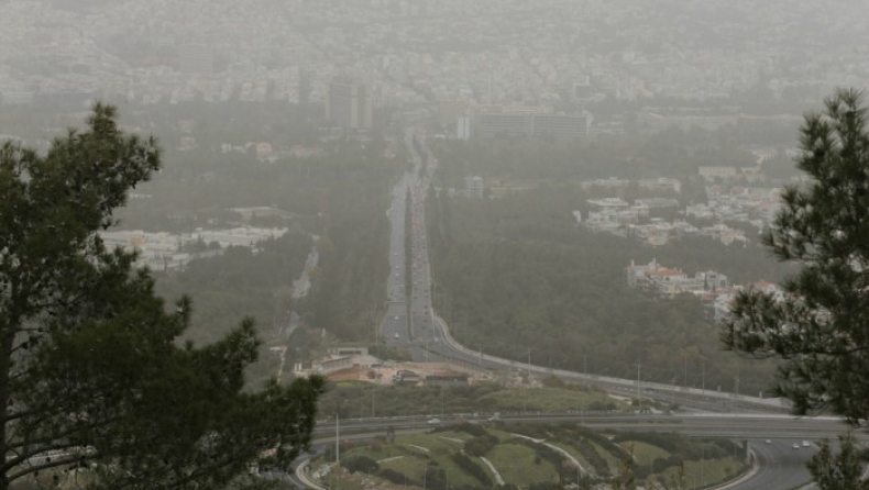 Η αφρικανική σκόνη κάλυψε από άκρη σε άκρη Αθήνα και Πειραιά (pics)