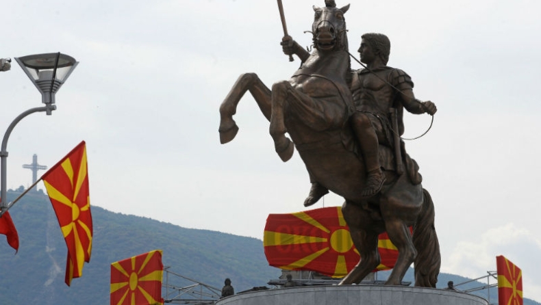 Αποκαθηλώθηκε το άγαλμα του Μ. Αλεξάνδρου από το αεροδρόμιο των Σκοπίων