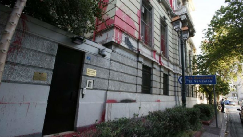 Συνελήφθη μέλος του «Ρουβίκωνα» για την επίθεση στη Γαλλική Πρεσβεία