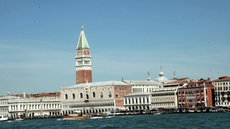 Στην Βενετία έβαλαν μεταλλικές μπάρες για τον περιορισμό των τουριστών