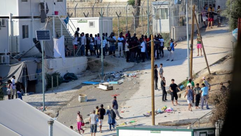 Κατάληψη στην πλατεία Σαπφούς της Μυτιλήνης από δεκάδες μετανάστες και πρόσφυγες