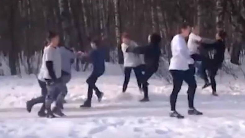 Γυναίκες - χούλιγκανς στη Ρωσία παίζουν ξύλο στα χιόνια! (vid)