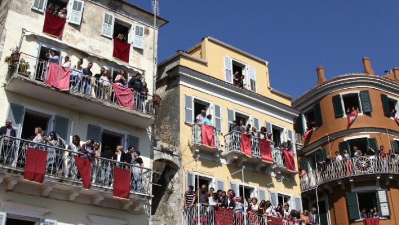 Κέρκυρα: «Βούλιαξε» το νησί από τους χιλιάδες τουρίστες