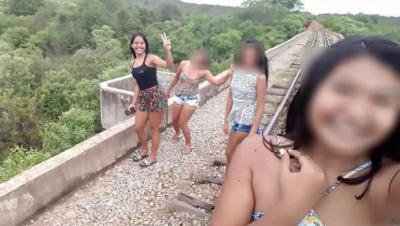 Η selfie του τρόμου δευτερόλεπτα πριν την κατάρρευση της γέφυρας (pic)