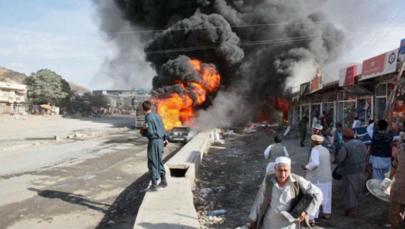 Μακελειό από επιθέσεις αυτοκτονίας στην Καμπούλ: 21 νεκροί μεταξύ των οποίων φωτορεπόρτερ του Γαλλικού Πρακτορείου (pics)