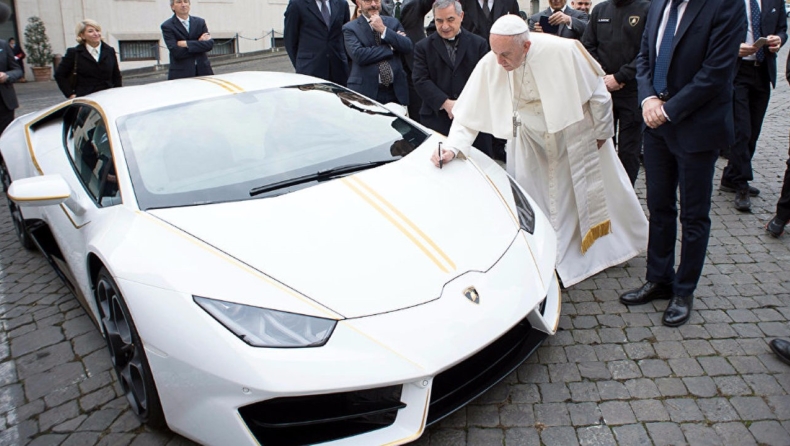 Ο Πάπας βάζει «πωλητήριο» στη Lamborghini του (pics)