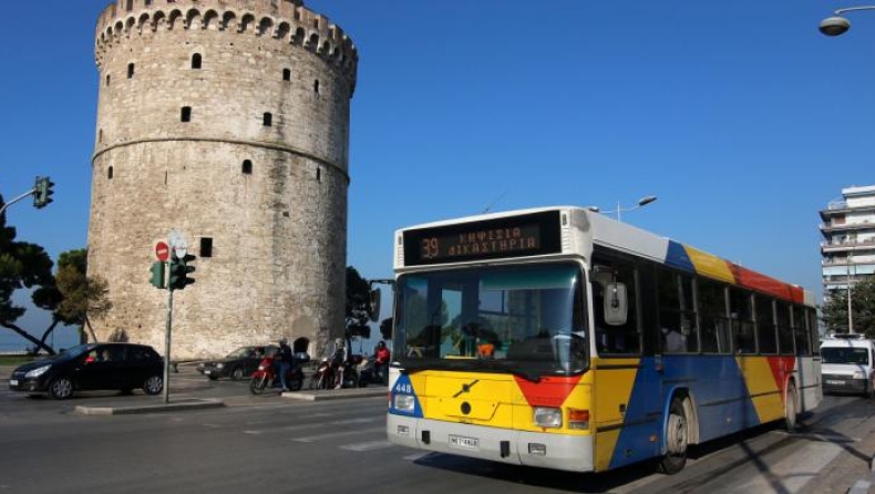 Τέσσερις ελαφρά τραυματίες από σύγκρουση αυτοκινήτου με λεωφορείο στη Θεσσαλονίκη, διέφυγε τρέχοντας ο οδηγός