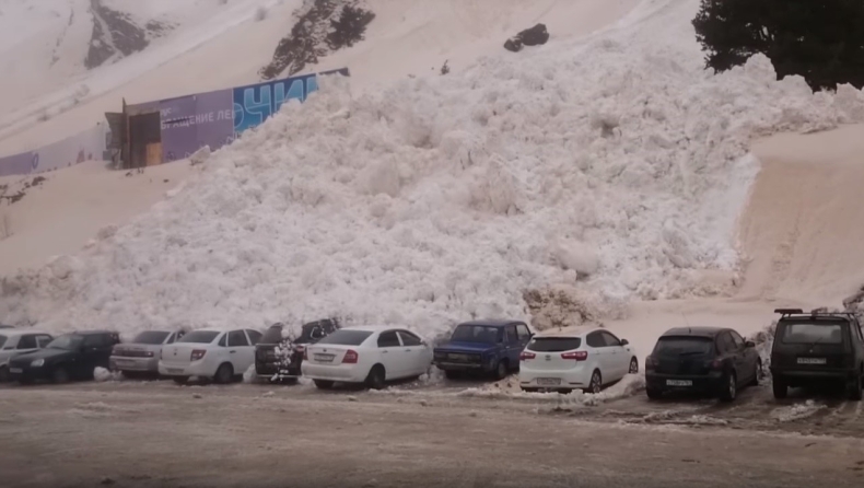 Χιονοστιβάδα «καταπίνει» παρκαρισμένα αυτοκίνητα (vid)