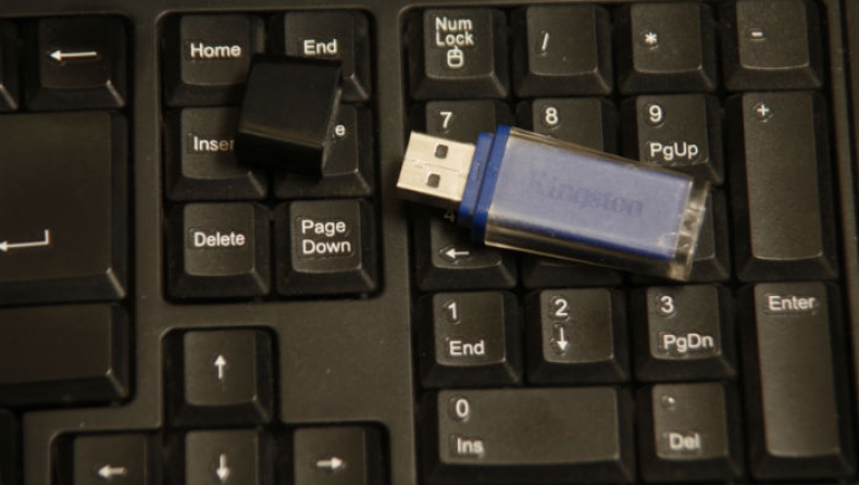 Η ΙΒΜ απαγόρευσε για λόγους ασφαλείας τη χρήση USB «στικ» και καρτών SD