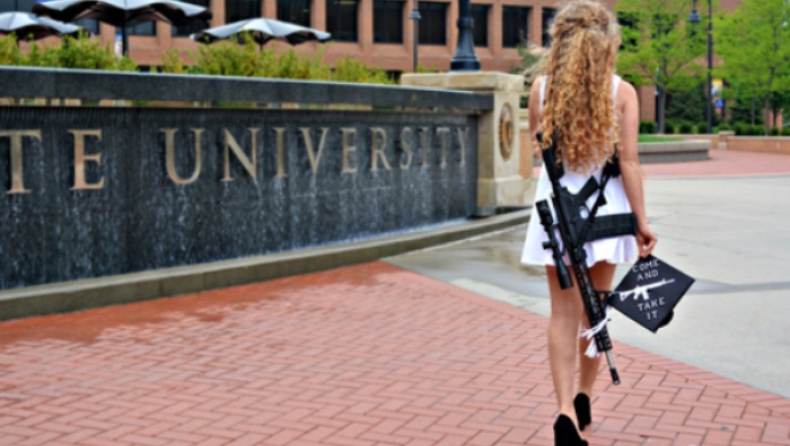 Φοιτήτρια πήγε στο πανεπιστήμιο οπλισμένη σαν αστακός κι απαντά στους επικριτές της: «Μολών λαβέ» (pics & vid)