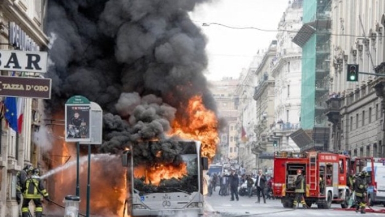 Λεωφορείο άρπαξε φωτιά στο κέντρο της Ρώμης (pics & vid)