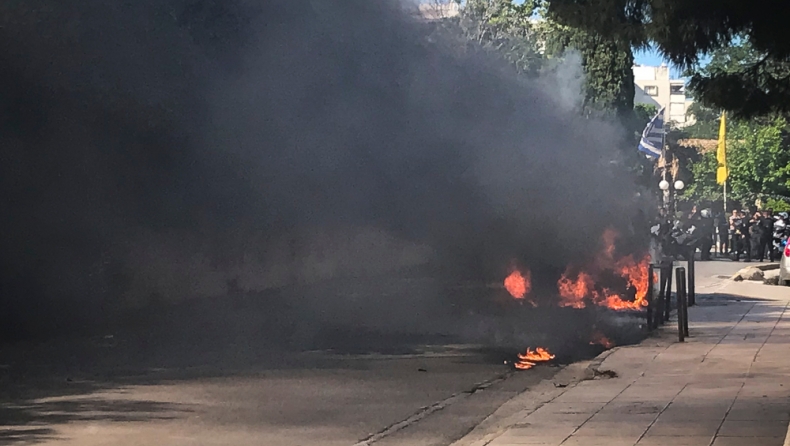 Έκαψαν αυτοκίνητο με οπαδούς του ΠΑΟΚ! (vid & pics)