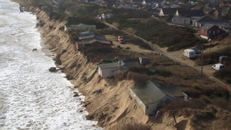 Δεκάδες σπίτια στις βρετανικές ακτές «κρέμονται» στο κενό μετά από μεγάλες κατολισθήσεις (pics)
