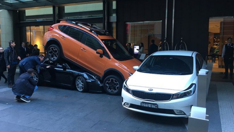 Παρκαδόρος κατέστρεψε τρία πολυτελέστατα αυτοκίνητα σε πάρκινγκ ξενοδοχείου (pics)
