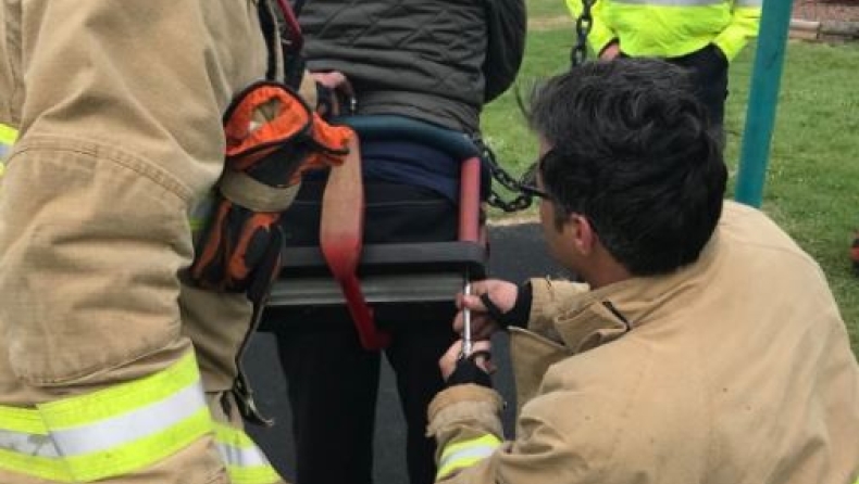 H πυροσβεστική «έσωσε» έναν 20χρονο που κόλλησε σε μία κούνια παιδικής χαράς (pics)