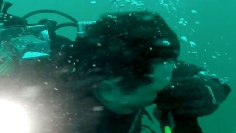 Η δραματική στιγμή που ένας δύτης μένει από οξυγόνο 100 μ. κάτω από την θάλασσα (vid)