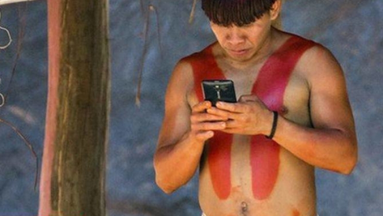 Απομονωμένη φυλή του Αμαζονίου έπαθε εξάρτηση από τα smartphones και το Facebook (pic & vid)