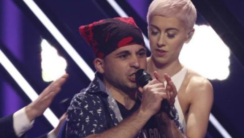 Έκανε «ντου» στην σκηνή της Eurovision και άρπαξε το μικρόφωνο της τραγουδίστριας (vids)