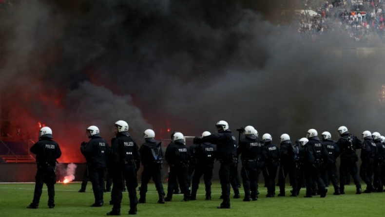 Φωτιές και αστυνομία στον πρώτο υποβιβασμό του Αμβούργου (vid)