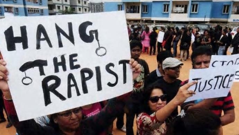 Οργή στην Ινδία για τον βιασμό 16χρονης, την οποία στη συνέχεια έκαψαν ζωντανή