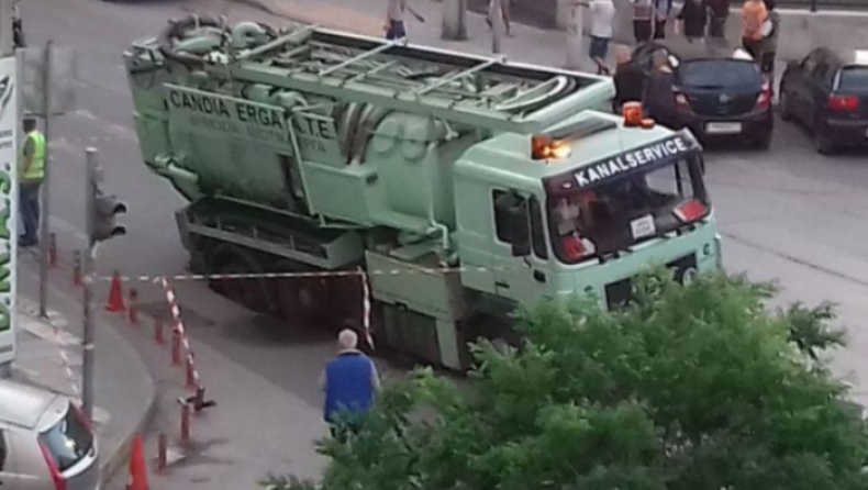 Η γη ανοίγει και στη Θεσσαλονίκη: Φορτηγό «εγκλωβίστηκε» όταν υποχώρησε η άσφαλτος (pic)