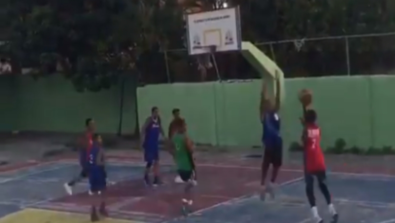 Απίστευτος μάγκας: «Μαγεύει» στο μπάσκετ μόνο με ένα χέρι! (vid)