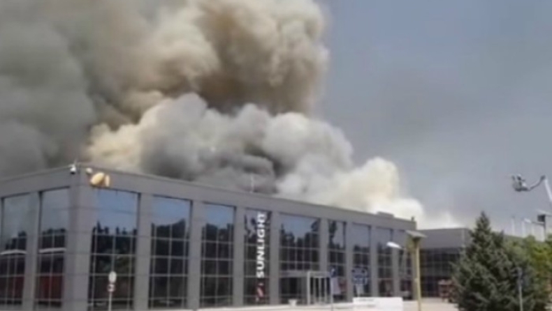 Η επόμενη μέρα της καταστροφικής πυρκαγιάς στο εργοστάσιο μπαταριών στο Νέο Όλβιο