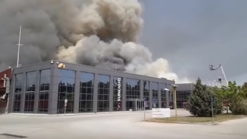 Υπό έλεγχο η φωτιά στο εργοστάσιο μπαταριών στη Ξάνθη (pics & vids)