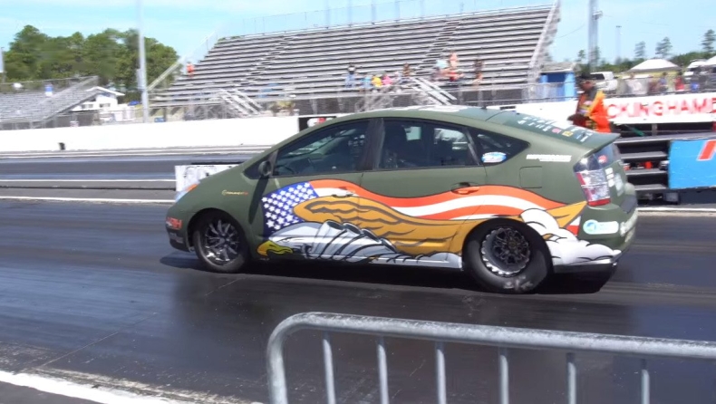 «Φτιαγμένο» Toyota Prius δίνει ρέστα σε αγώνες Dragster (vid)
