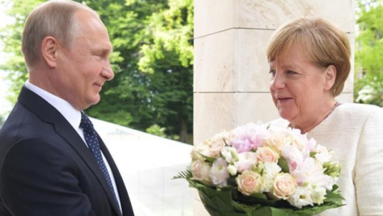 Ο... τζέντλεμαν Πούτιν χάρισε στη Μέρκελ ένα μπουκέτο με λουλούδια