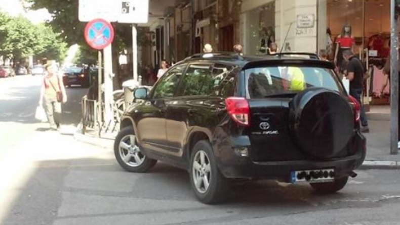 Οδηγός έβγαλε κάδο στη μέση του δρόμου για να παρκάρει το τζιπ του (pics)