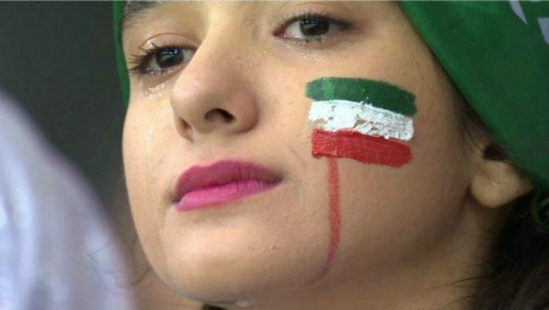 Με δάκρυα χαράς οι γυναίκες του Ιράν μπήκαν ξανά σε γήπεδο έπειτα από 37 χρόνια (pics&vid)