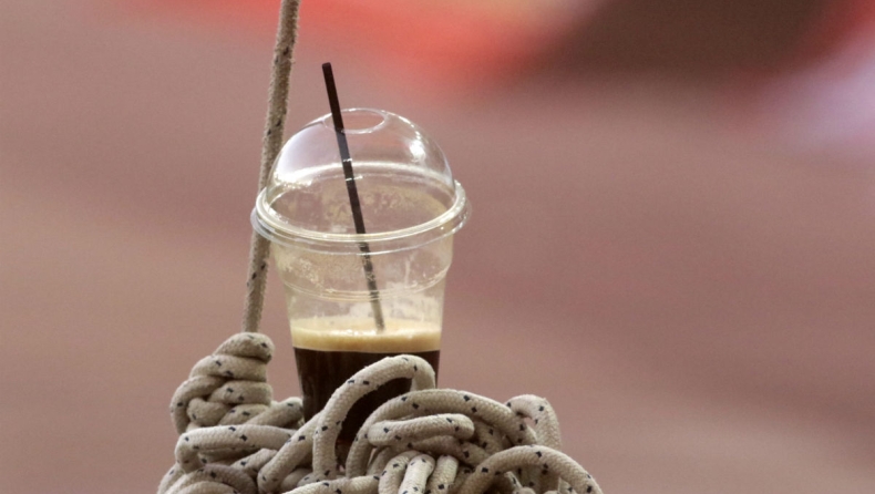 300 εκατομμύρια πλαστικά ποτήρια τον χρόνο καταναλώνουν οι Έλληνες μόνον για τον καφέ τους