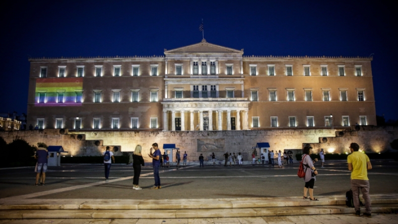 H Βουλή στα χρώματα του Athens Pride, όπως και οι δρόμοι της Αθήνας (pics)