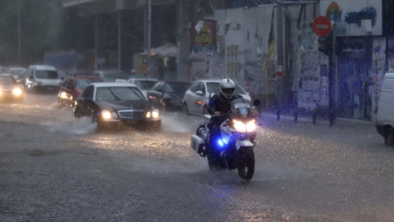 Καλοκαιρινή μπόρα «έπνιξε» την Θεσσαλονίκη: Τροχαία ατυχήματα και δρόμοι «ποτάμια» (pics)