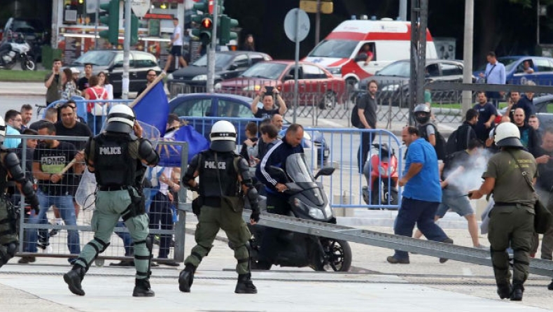 Πέντε συλλήψεις, 14 αστυνομικοί τραυματίες από τα επεισόδια στη Θεσσαλονίκη