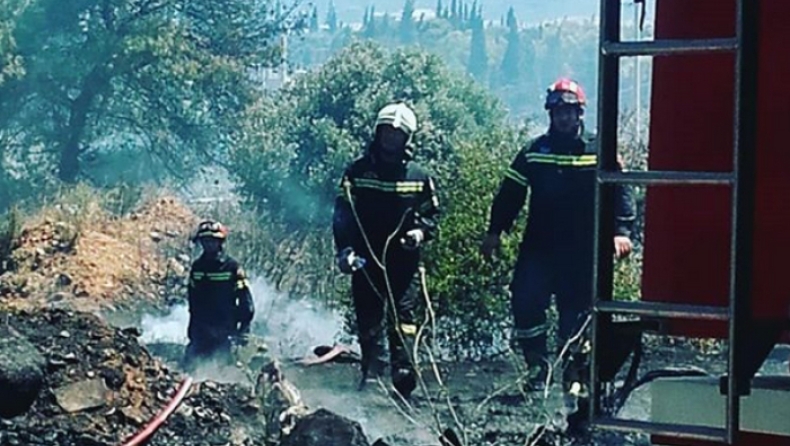 Υπό μερικό έλεγχο η φωτιά στο Άλσος Συγγρού στο Μαρούσι: Τραυματίστηκε ελαφρά εθελοντής (vid)