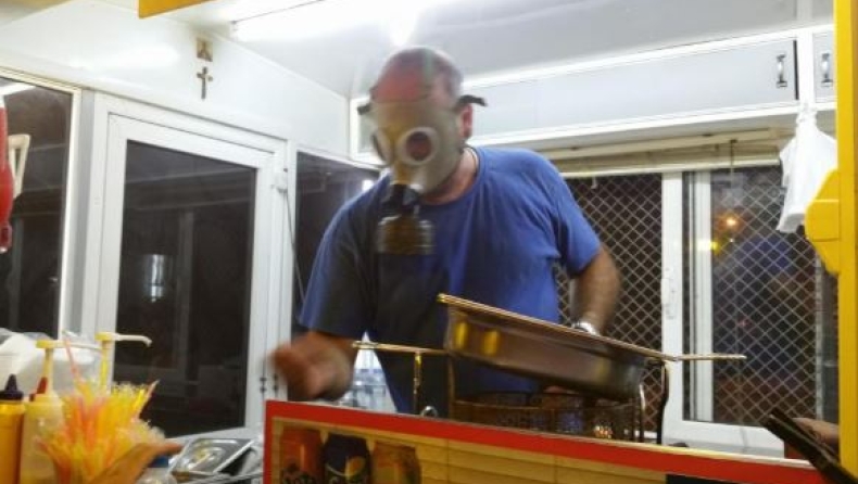 Ιδιοκτήτης καντίνας στην Θεσσαλονίκη έβαλε αντιασφυξιογόνα μάσκα και σέρβιρε στα επεισόδια (pics)