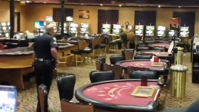 Video: Η απίστευτη σύλληψη άνδρα που έτρεχε γυμνός σε καζίνο