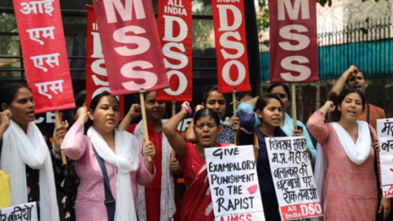 Οργισμένες διαδηλώσεις διαμαρτυρίας στην Ινδία με αφορμή τον βιασμό μιας 7χρονης