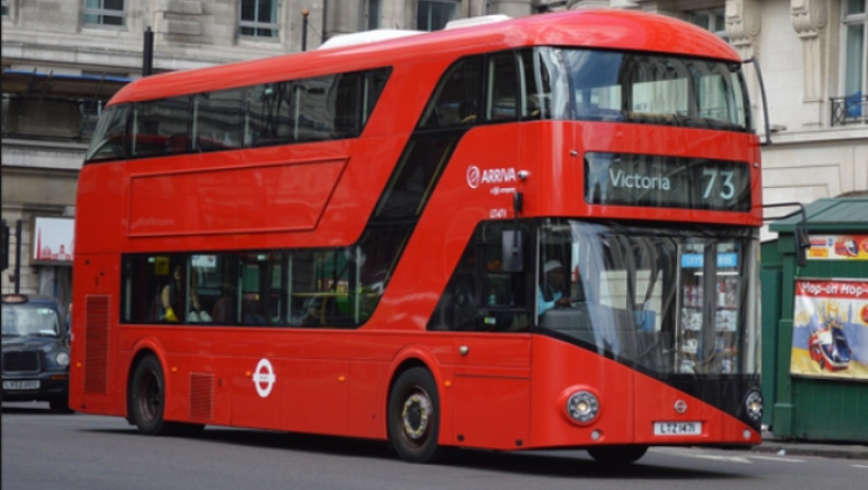 Οδηγός λεωφορείου στο Λονδίνο άφησε το όχημα ανοιχτό για να κάνει τα ψώνια του (vid)